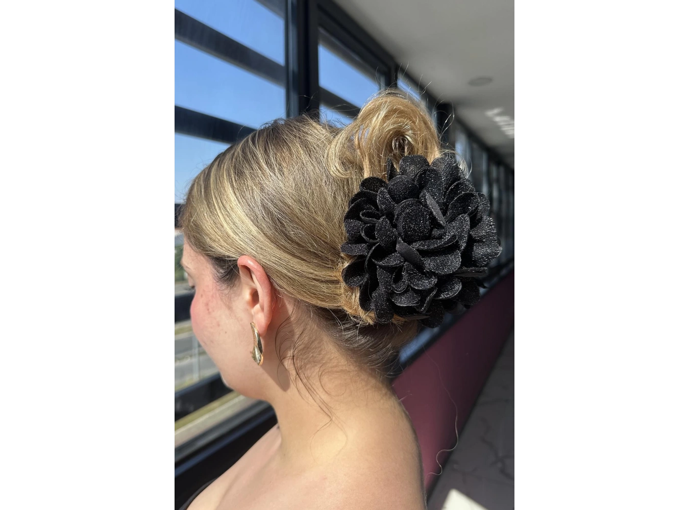 Siyah Renk Çiçek Figürlü Sim Detaylı Mandal Toka