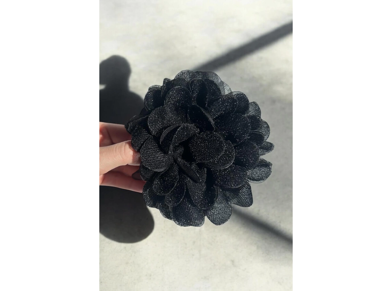 Siyah Renk Çiçek Figürlü Sim Detaylı Mandal Toka