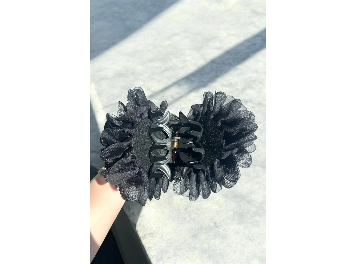 Siyah Renk Çiçek Figürlü Sim Detaylı Mandal Toka