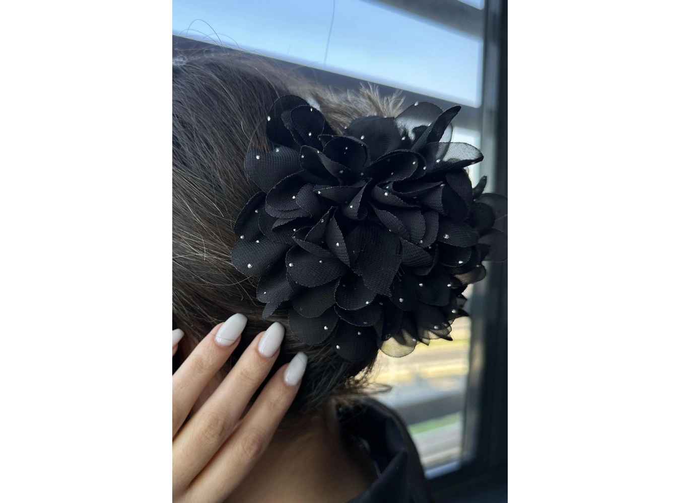 Siyah Renk Çiçek Figürlü Taş Detaylı Mandal Toka