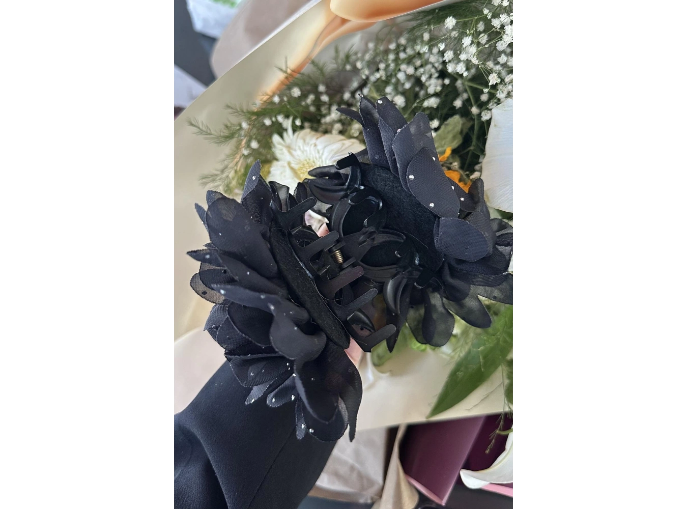 Siyah Renk Çiçek Figürlü Taş Detaylı Mandal Toka