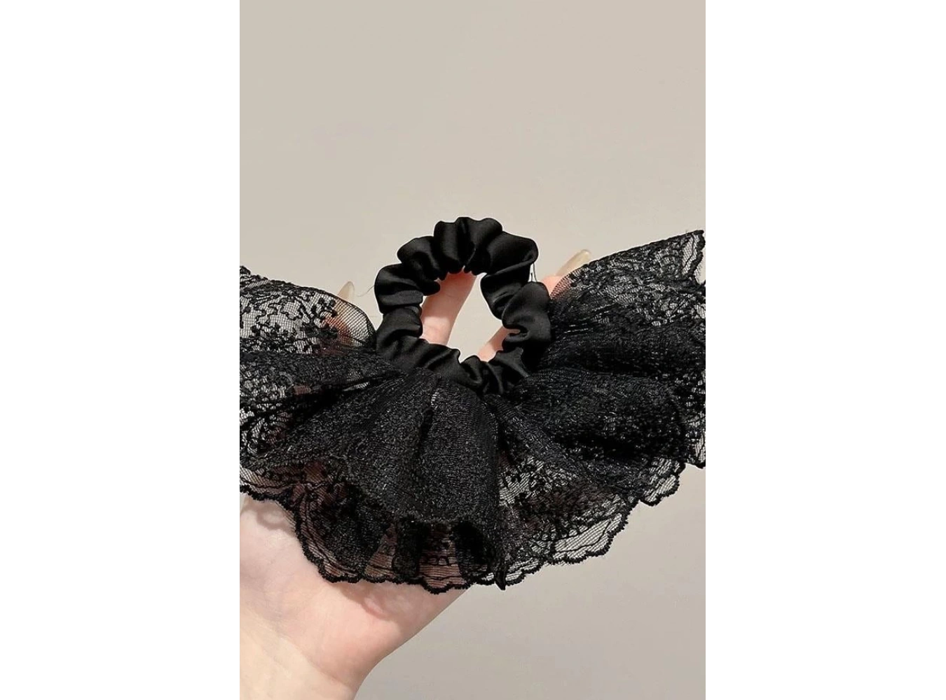 Siyah Renk Dantel Detaylı Simit Toka