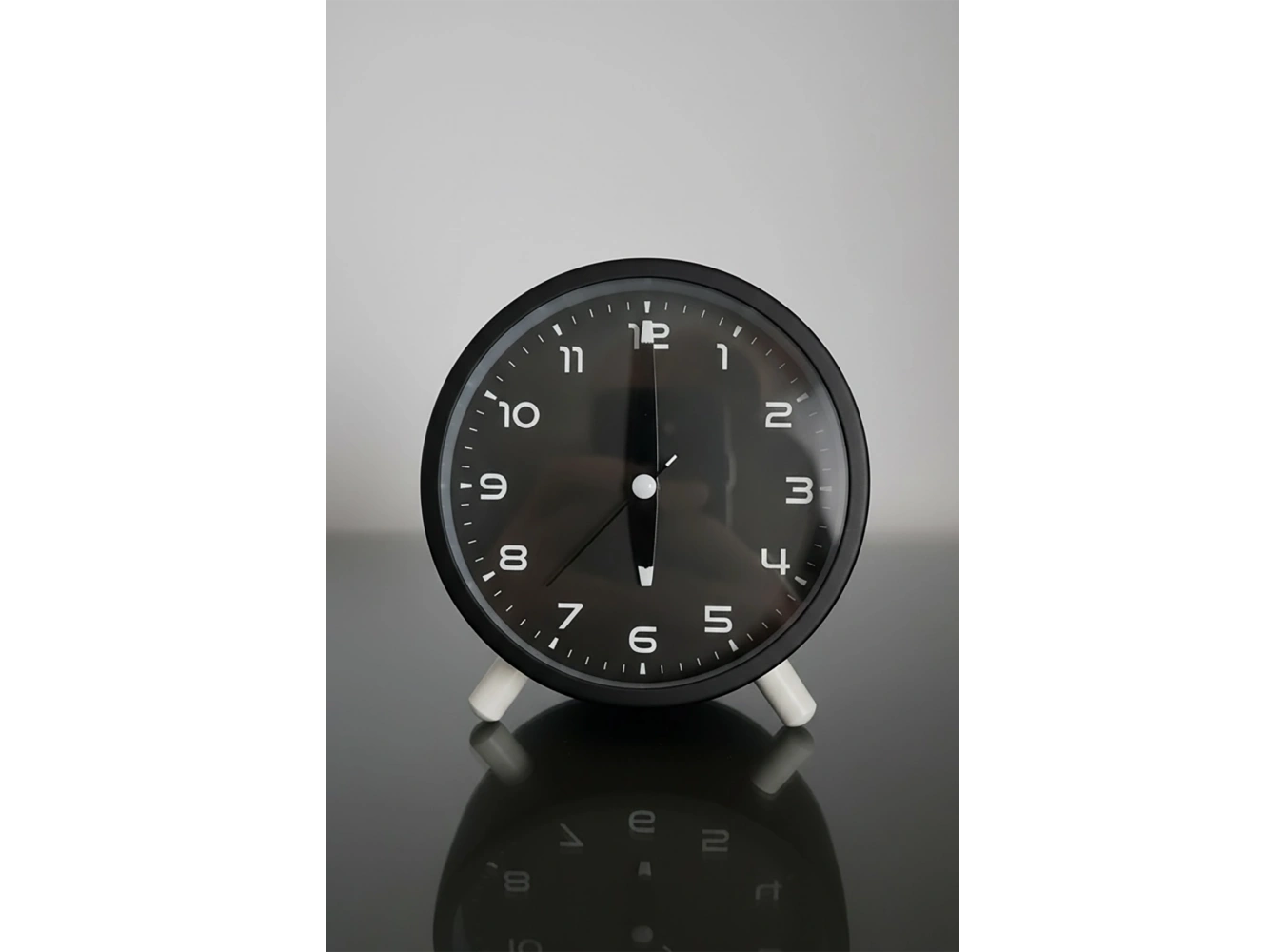 Siyah Renk Dekoratif Işıklı Alarmlı Masa Saati