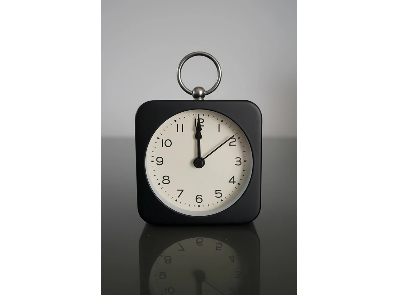 Siyah Renk Dekoratif Işıklı Alarmlı Masa Saati