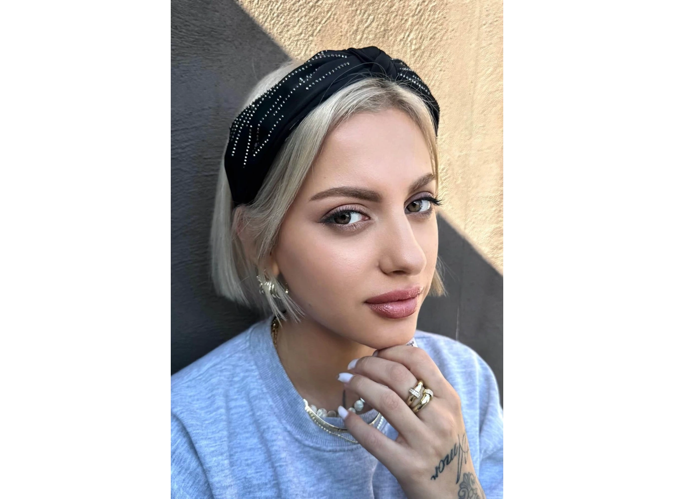 Siyah Renk Düğüm Detaylı Taşlı Taç