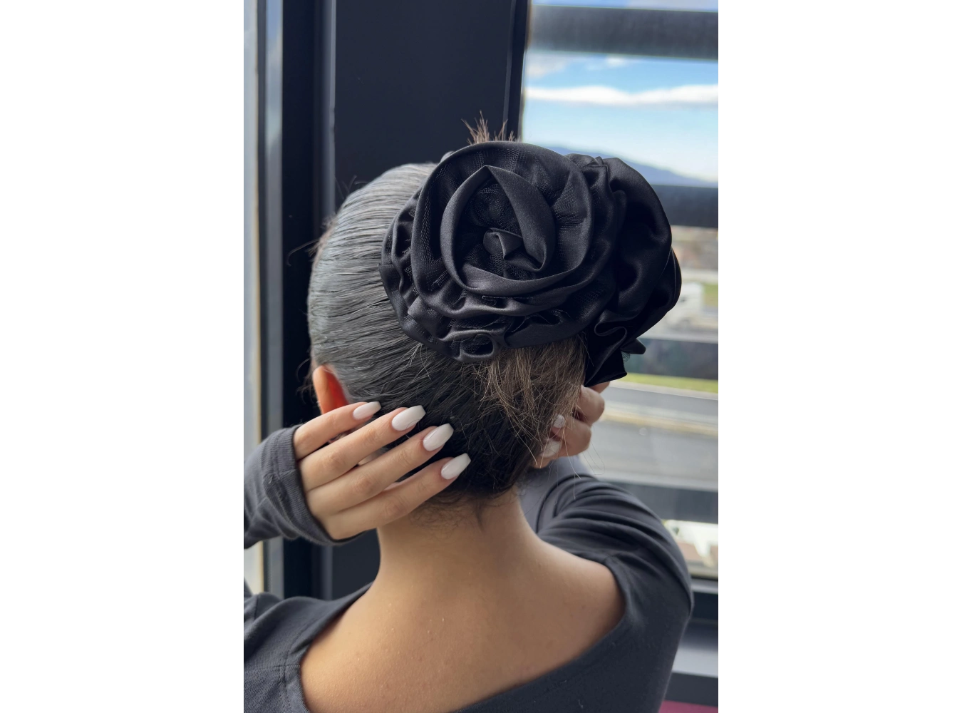 Siyah Renk Gül Detaylı Mandal Toka