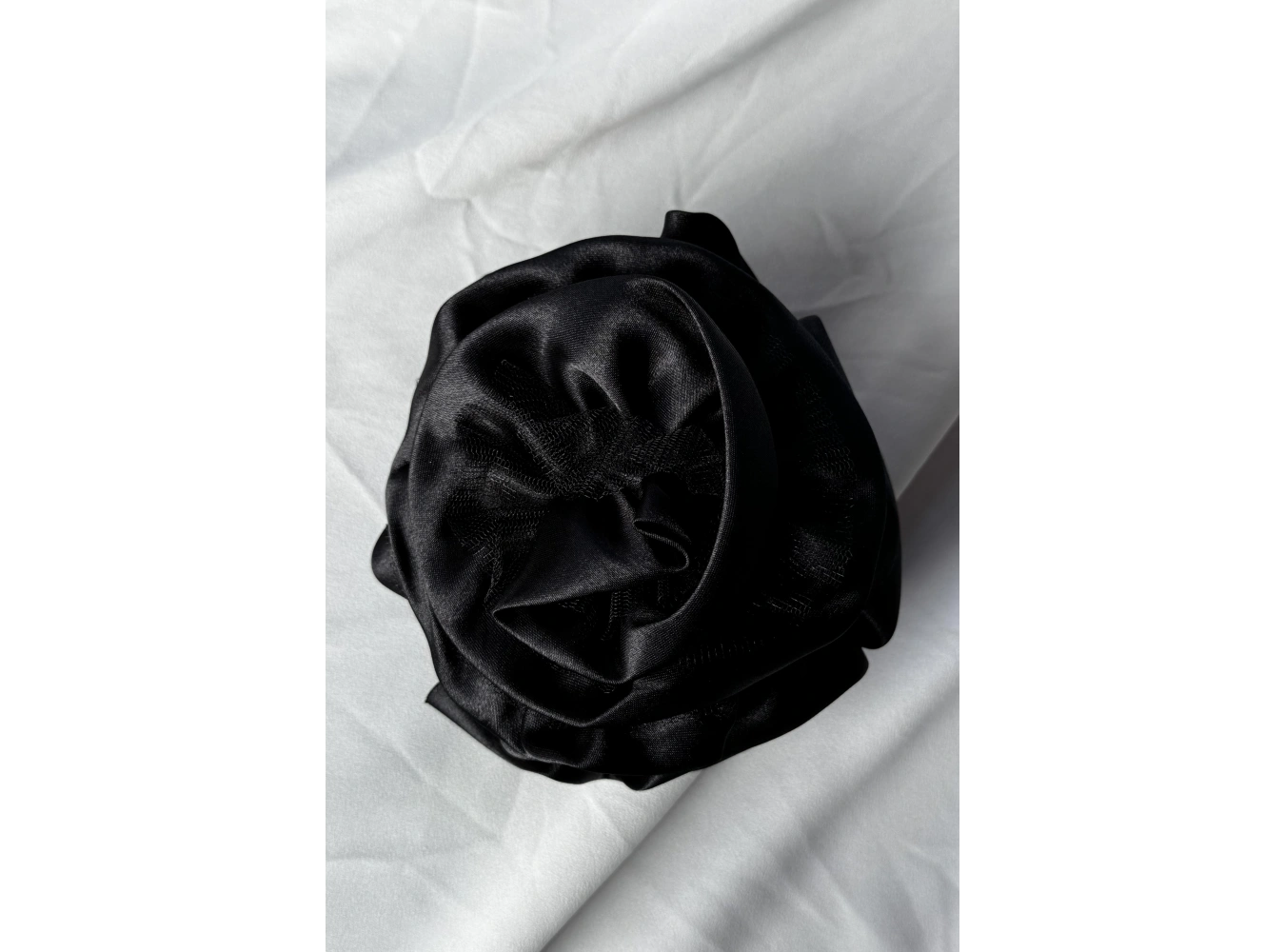 Siyah Renk Gül Detaylı Mandal Toka