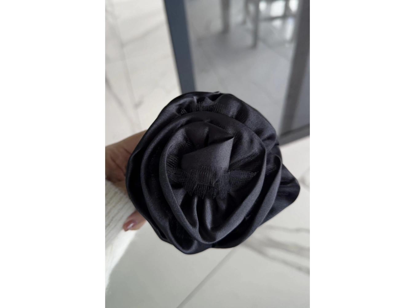 Siyah Renk Gül Detaylı Mandal Toka