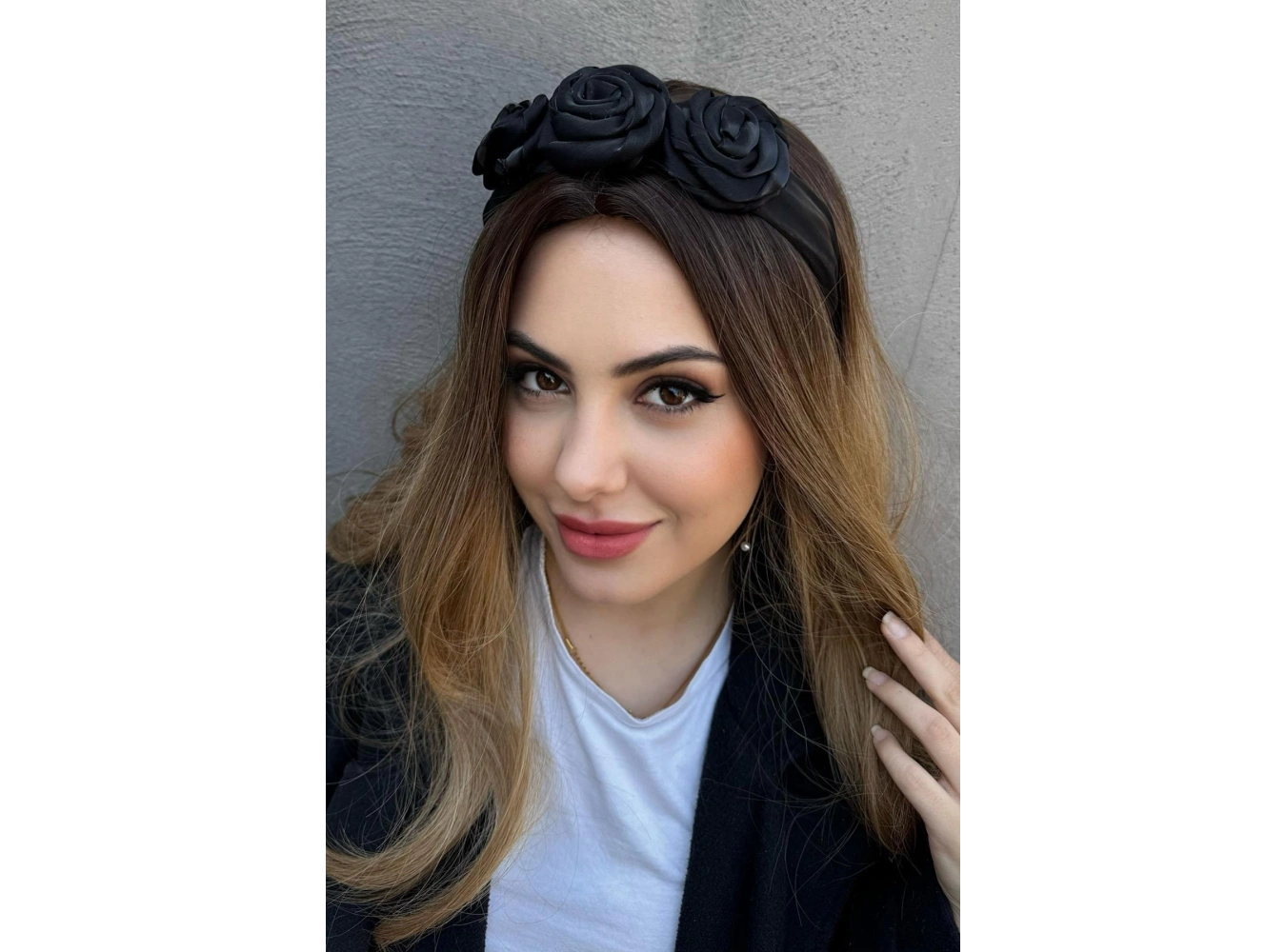 Siyah Renk Gül Detaylı Taç