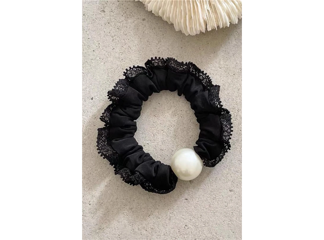 Siyah Renk İnci Detaylı Lastik Toka