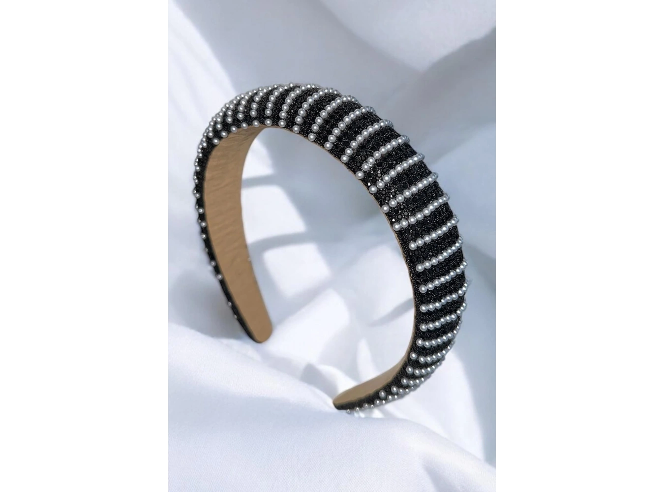 Siyah Renk İnci Detaylı Taşlı Taç