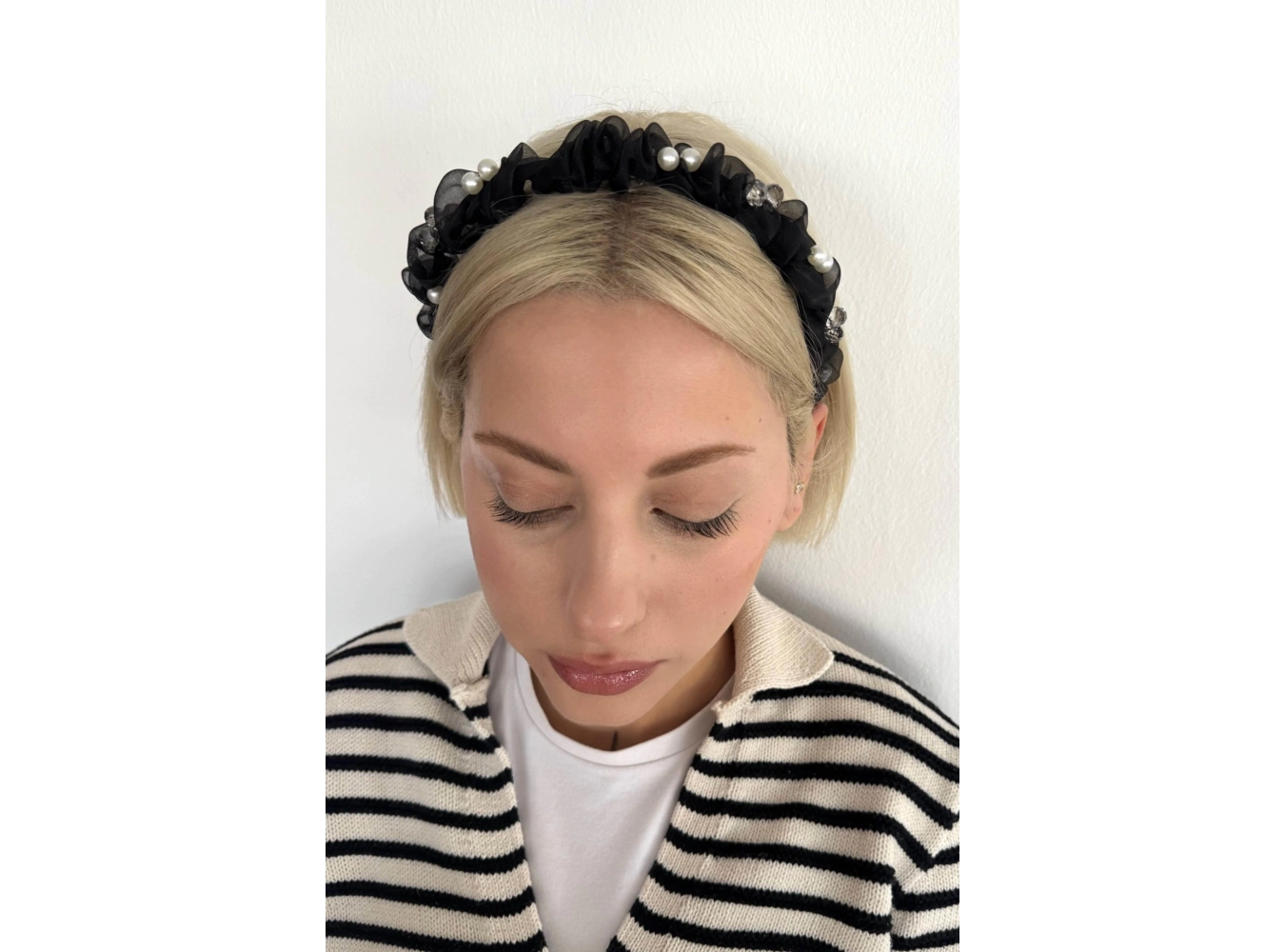 Siyah Renk İnci Ve Taş Detaylı Taç