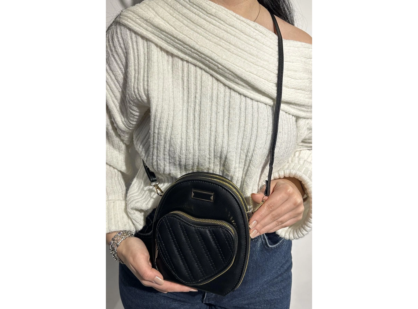 Siyah Renk Kalp Detaylı Deri Kadın Çanta