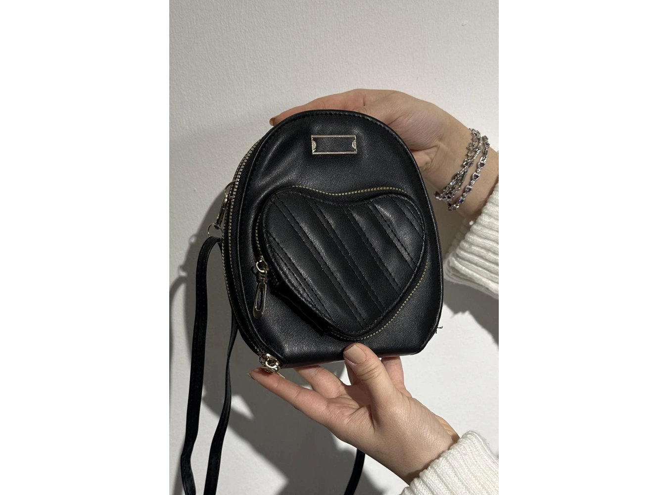 Siyah Renk Kalp Detaylı Deri Kadın Çanta