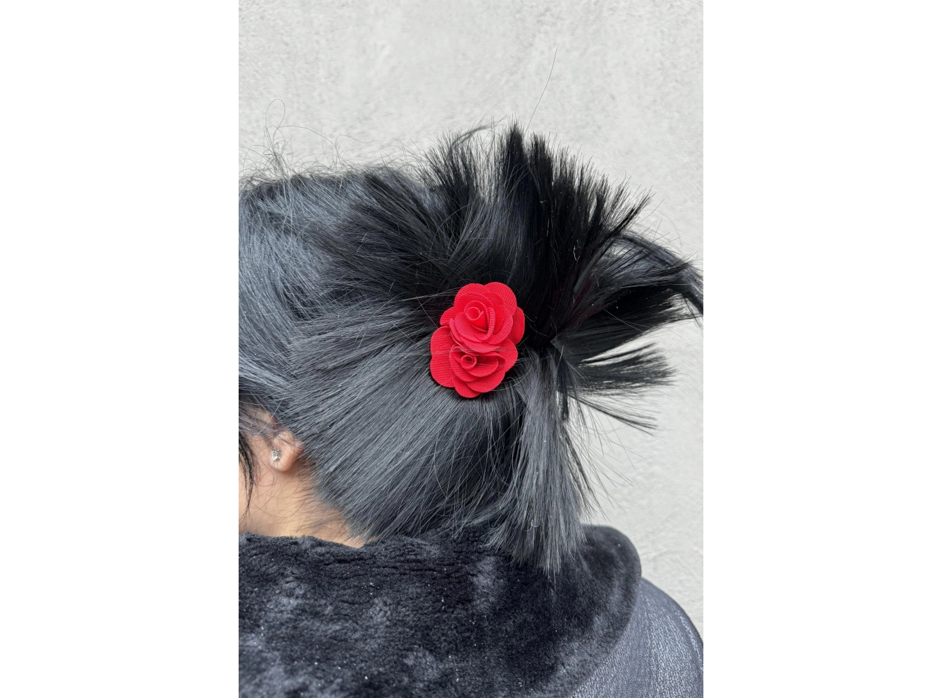 Siyah Renk Kırmızı Çiçek Detaylı Dağınık Topuz Efektli Mandal Toka