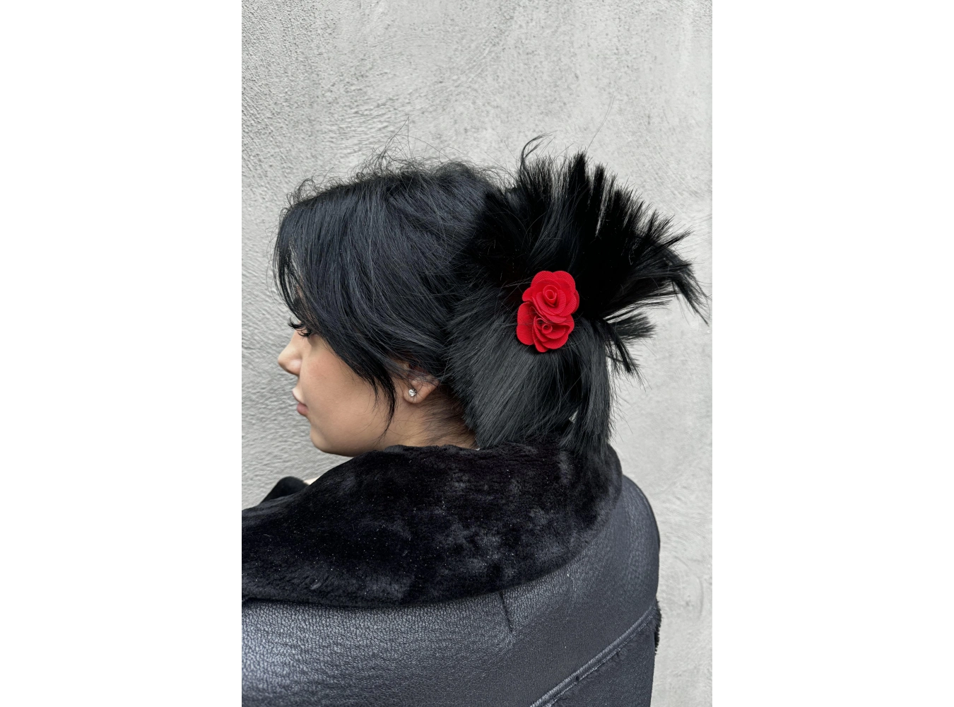 Siyah Renk Kırmızı Çiçek Detaylı Dağınık Topuz Efektli Mandal Toka