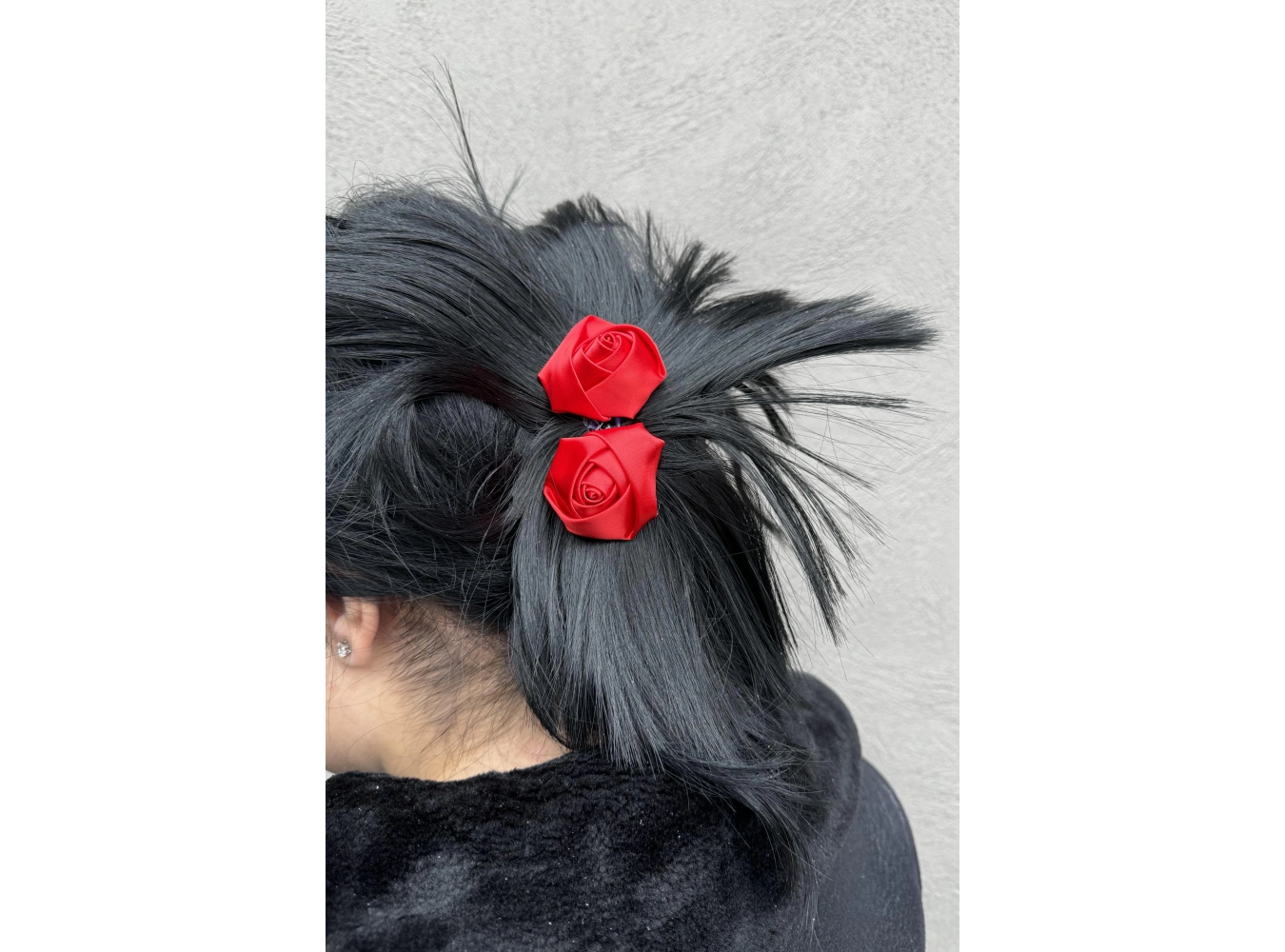 Siyah Renk Kırmızı Gül Detaylı Dağınık Topuz Efektli Mandal Toka