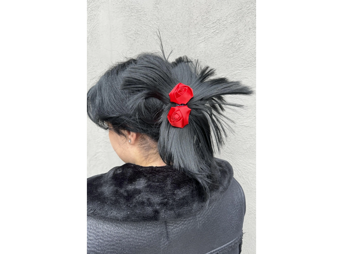 Siyah Renk Kırmızı Gül Detaylı Dağınık Topuz Efektli Mandal Toka