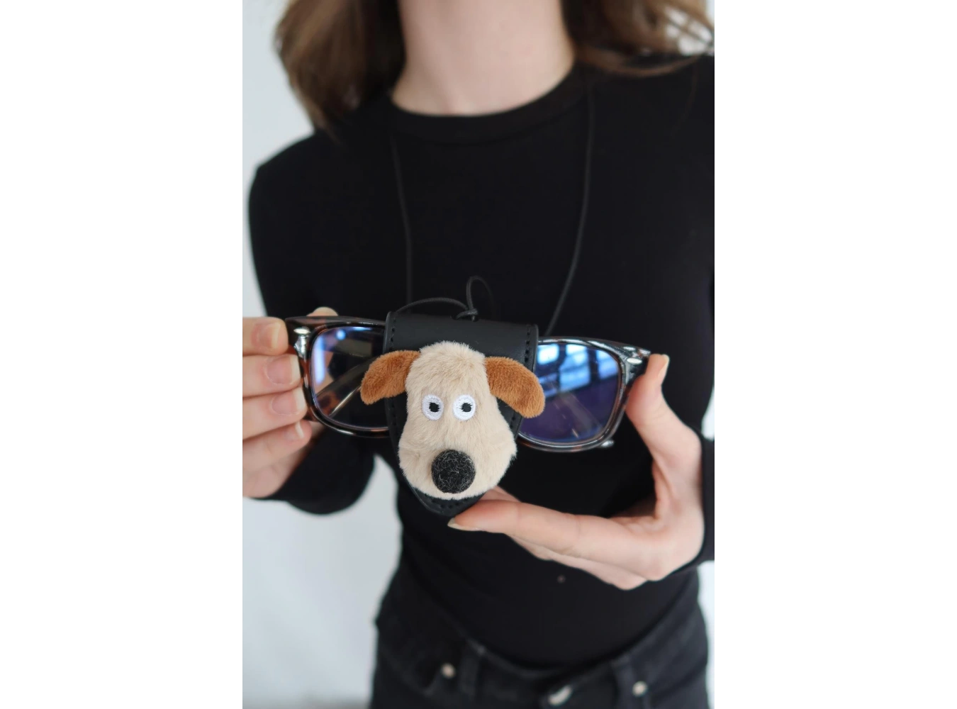 Siyah Renk Köpek Figürlü Boyundan Asmalı Deri Gözlük Tutacağı