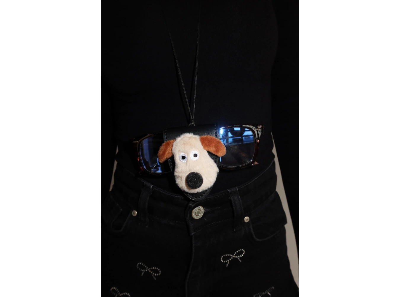 Siyah Renk Köpek Figürlü Boyundan Asmalı Deri Gözlük Tutacağı