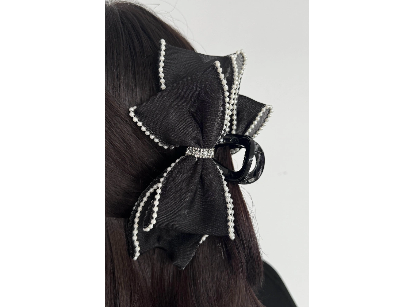 Siyah Renk Kurdele Figürlü İnci Detaylı Mandal Toka