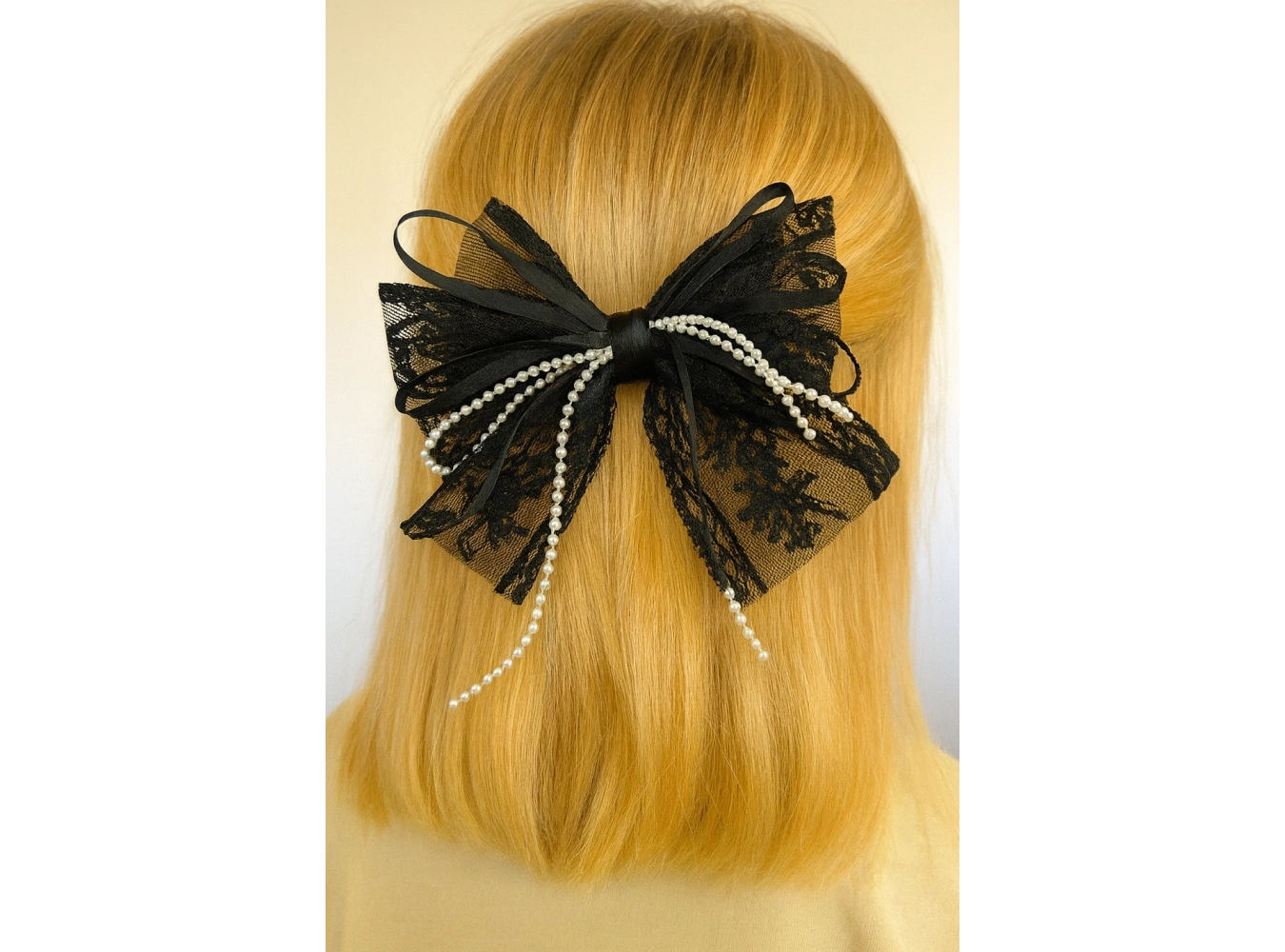 Siyah Renk Kurdele Figürlü İnci Detaylı Otomat Toka