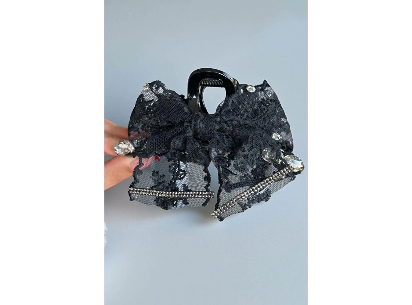 Siyah Renk Kurdele Figürlü Taş Detaylı Mandal  Toka