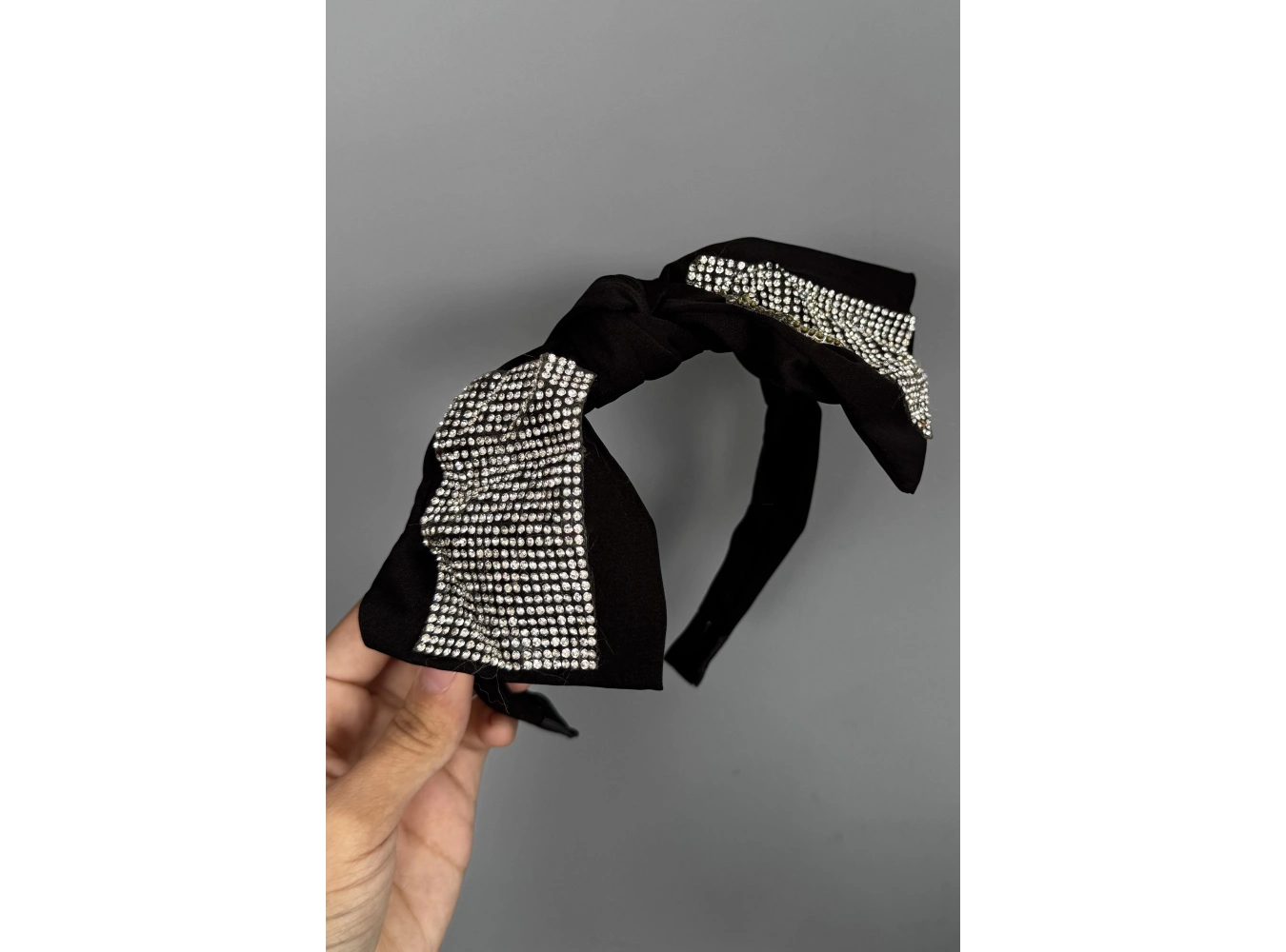 Siyah Renk Kurdele Figürlü Taş Detaylı Saten Taç