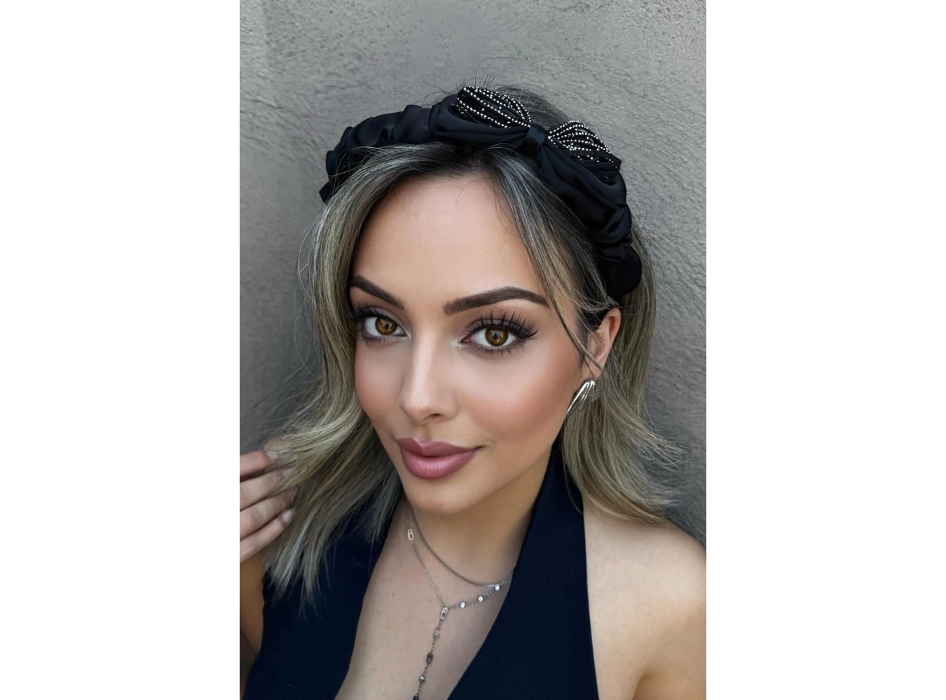 Siyah Renk Kurdele Figürlü Taş Detaylı Taç