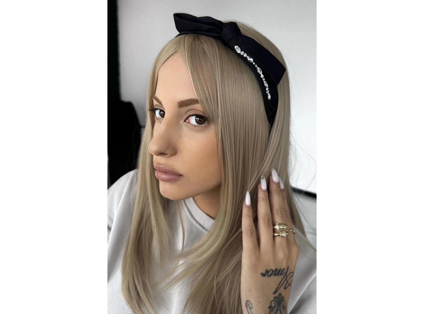 Siyah Renk Kurdele Figürlü Taş Detaylı Taç