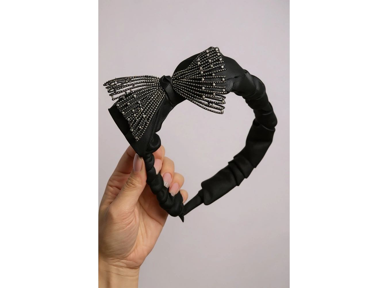 Siyah Renk Kurdele Figürlü Taş Detaylı Taç