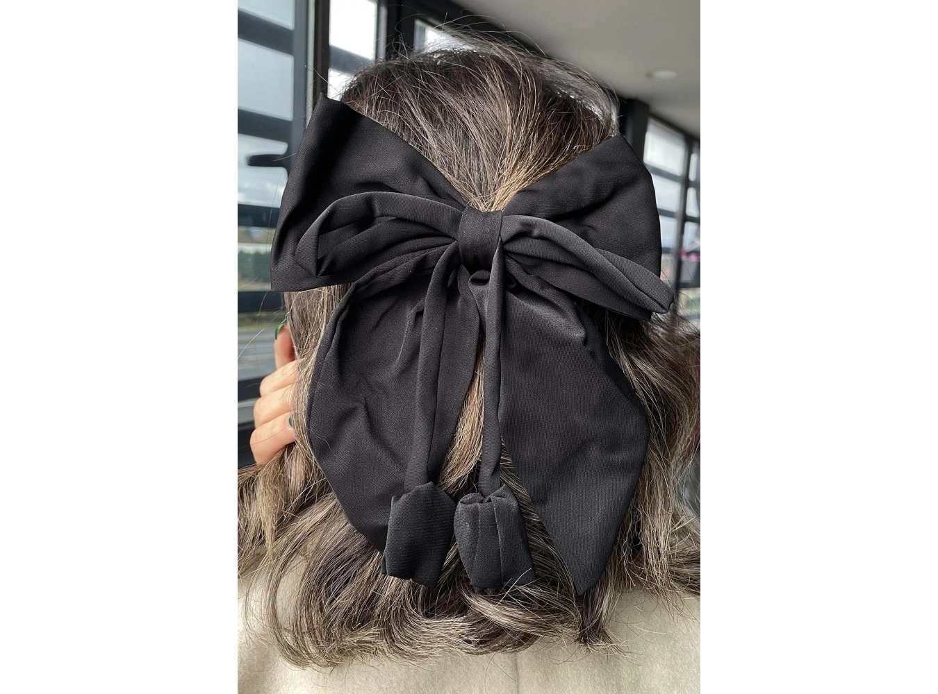 Siyah Renk Kurdele Figürlü Yan Toka