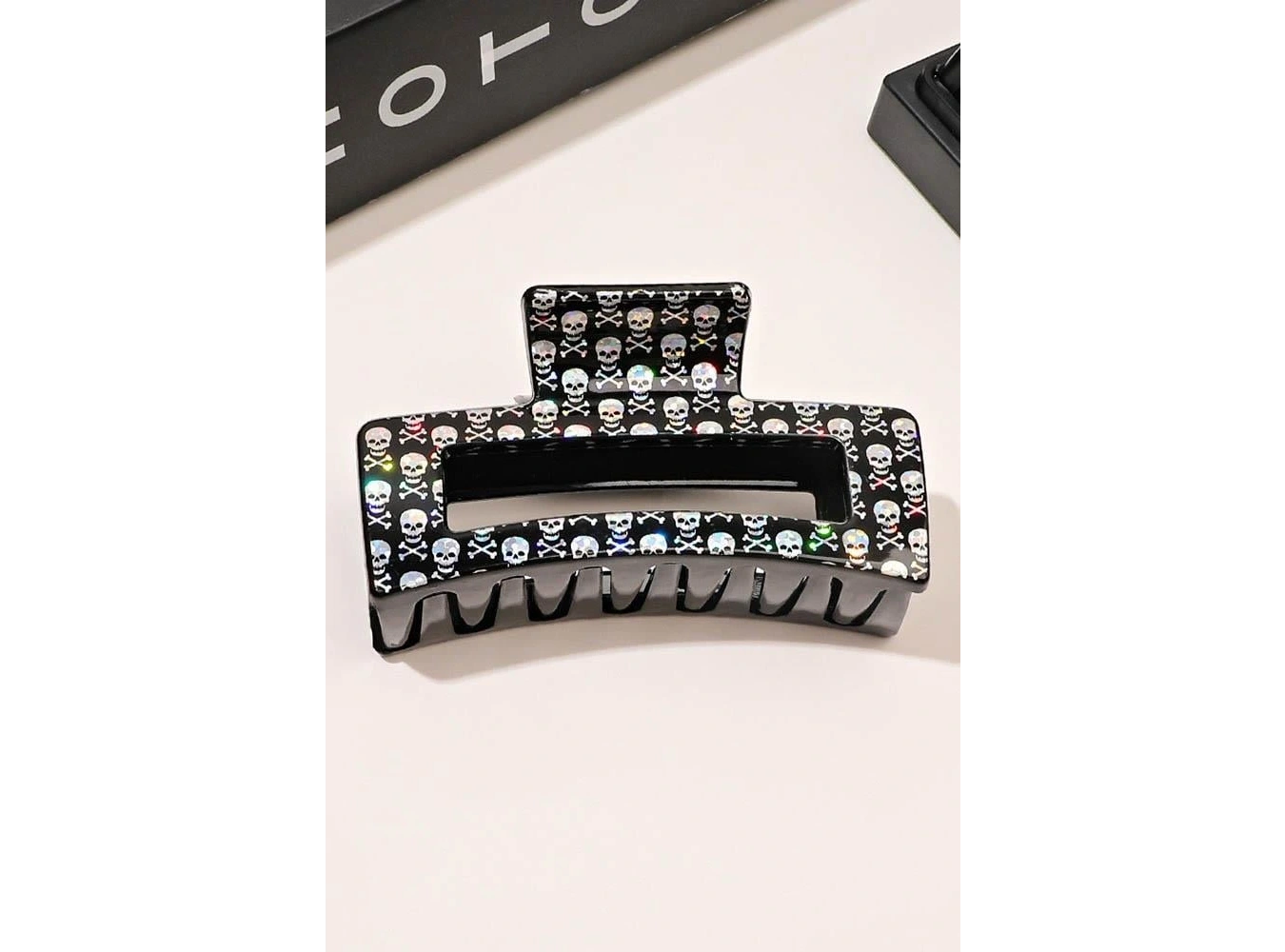 Siyah Renk Kurukafa Figürlü Mandal Toka