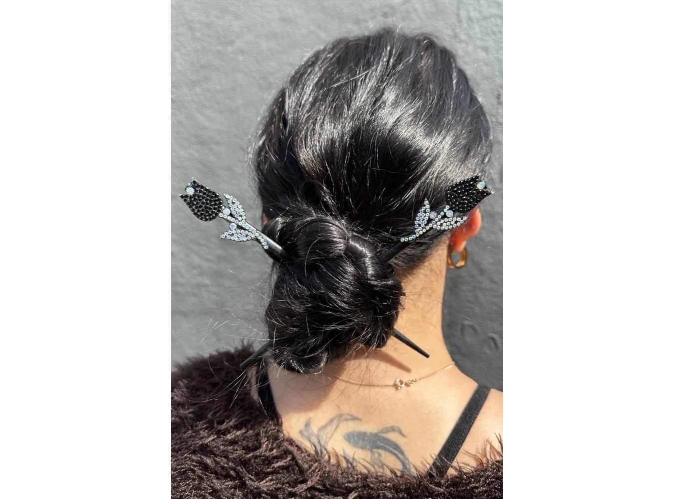 Siyah Renk Lale Figürlü Taş Detaylı Topuz Tokası/ Kalemi