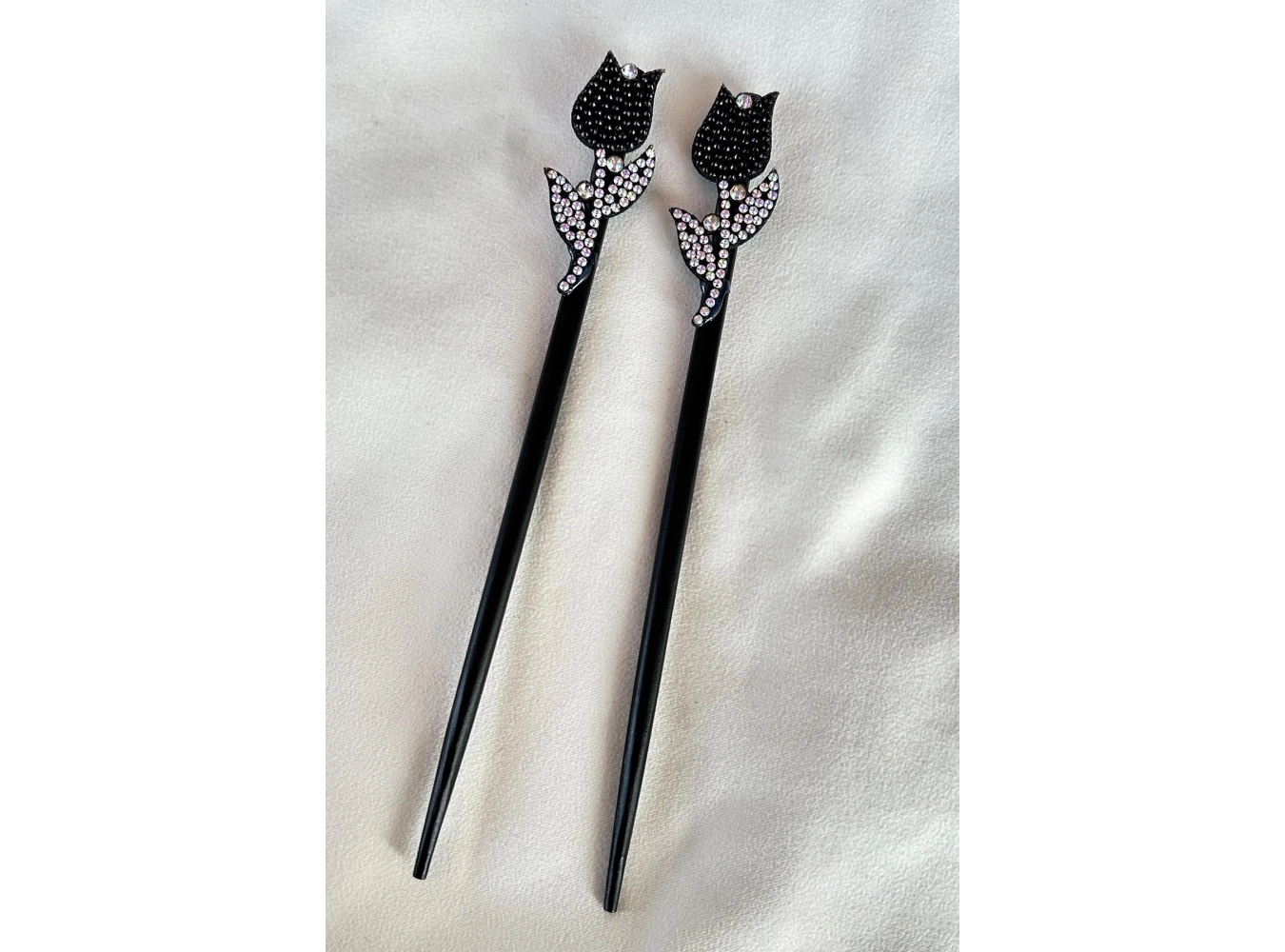 Siyah Renk Lale Figürlü Taş Detaylı Topuz Tokası/ Kalemi