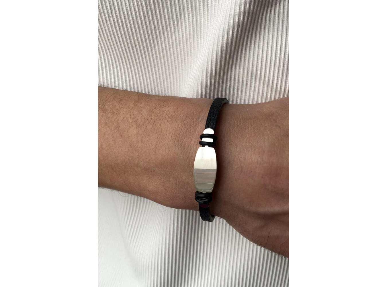 Siyah Renk Metal Detaylı Çelik Bileklik