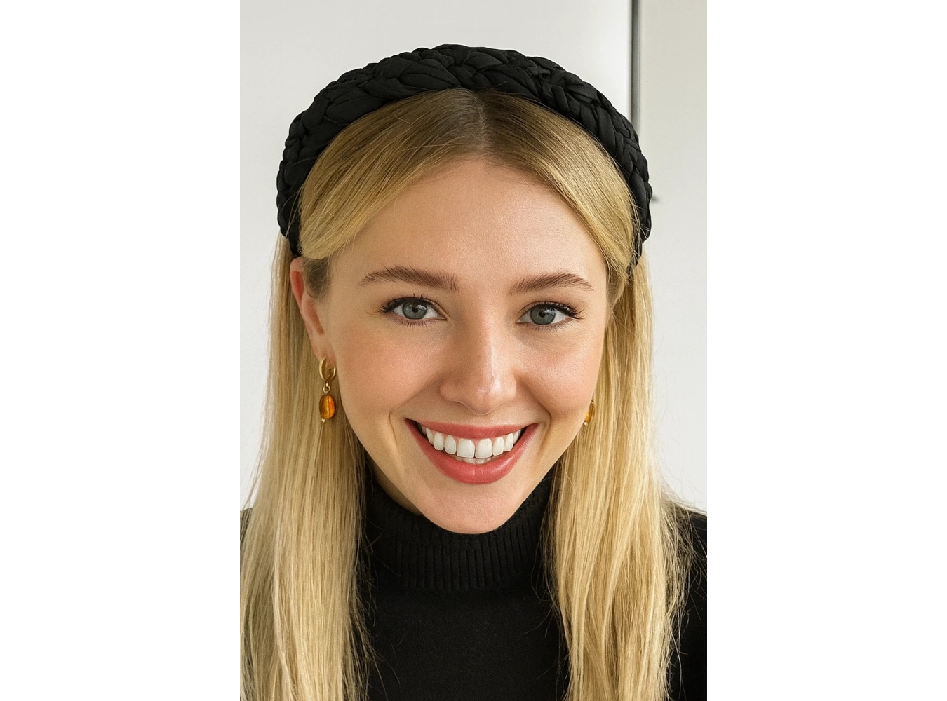 Siyah Renk Örgü Detaylı Taç