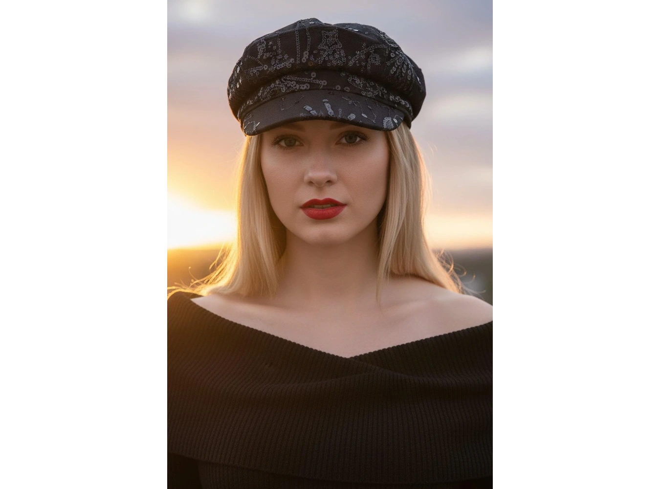 Siyah Renk Pul Detaylı Tasarım Şapka