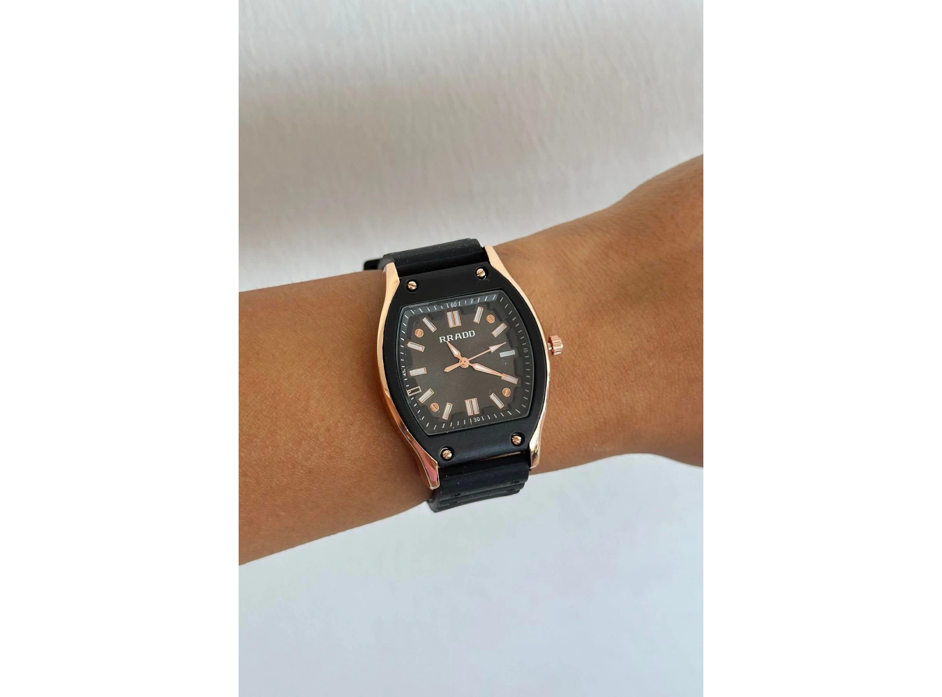 Siyah Renk Silikon Kordonlu Kadın Saat