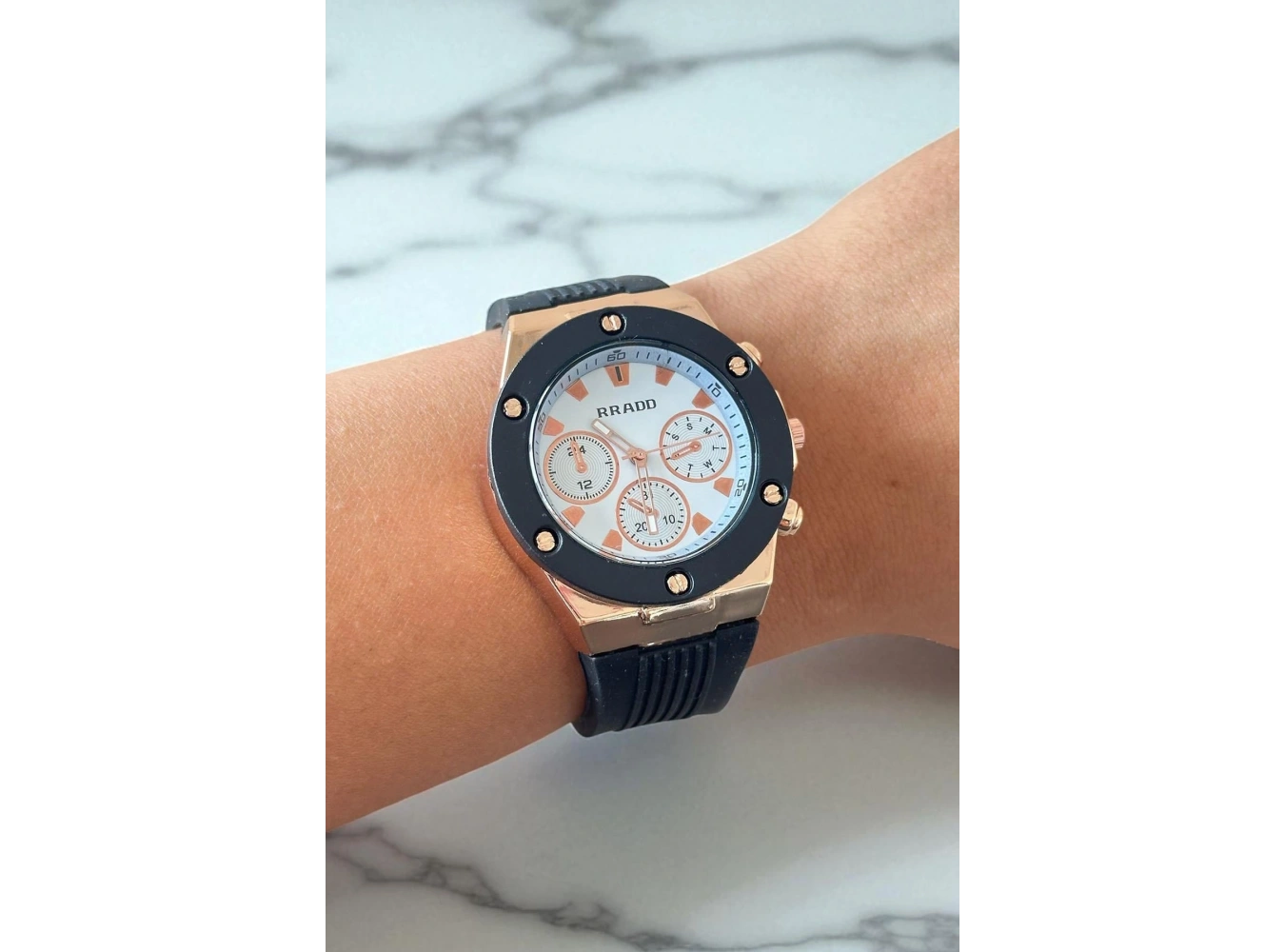 Siyah Renk Silikon Kordonlu Kadın Saat