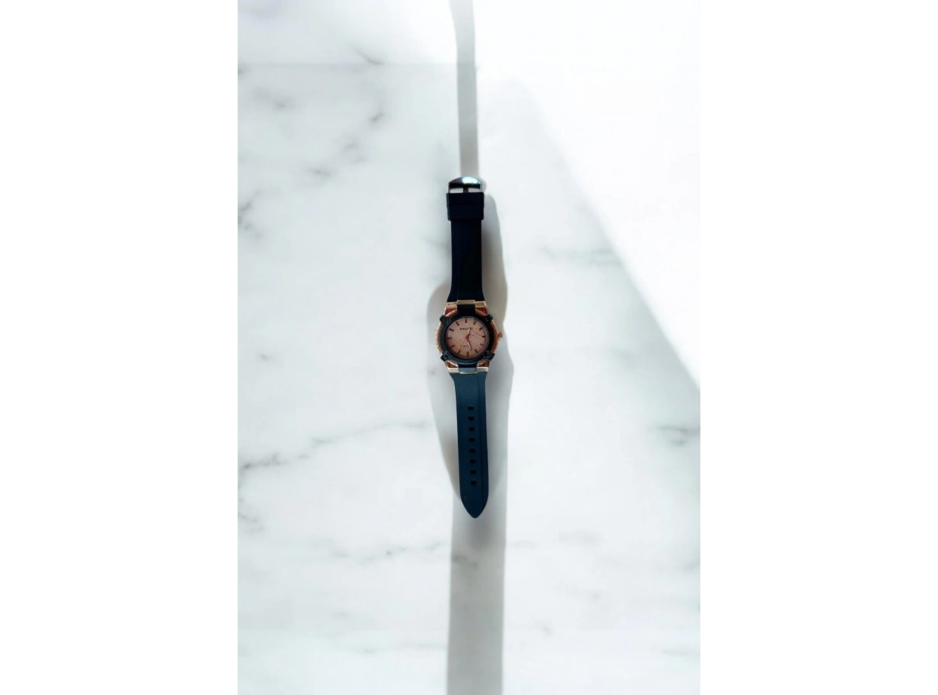 Siyah Renk Silikon Kordonlu Kadın Saat