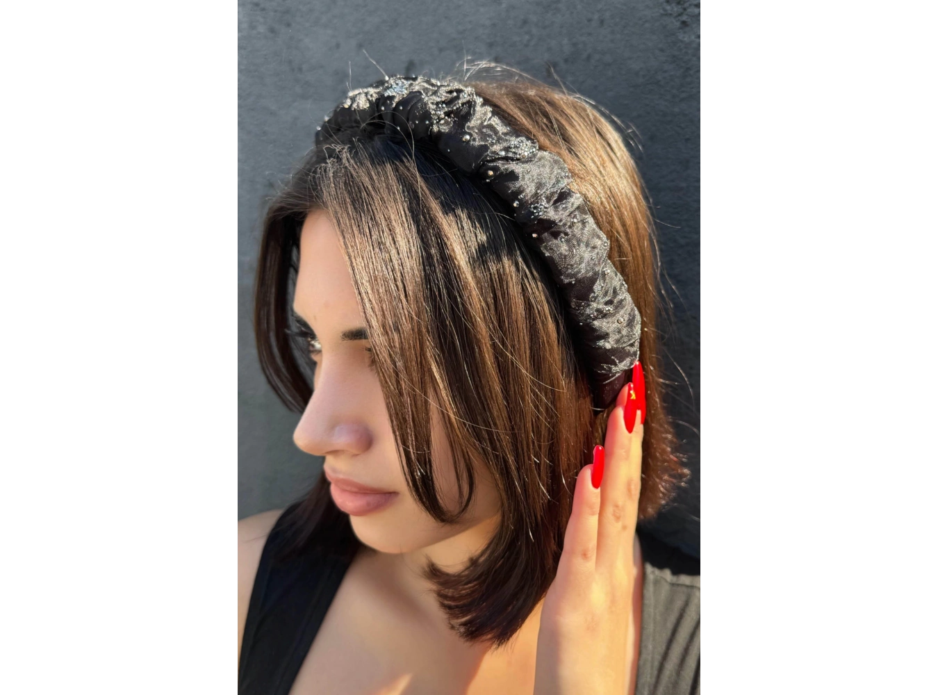 Siyah Renk Taş Detaylı Büzgülü Taç