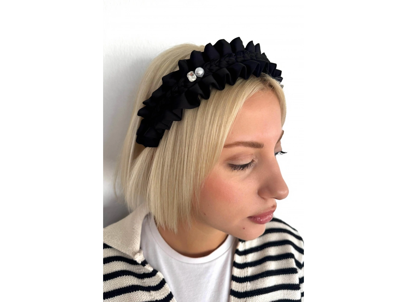 Siyah Renk Taş Detaylı Büzgülü Taç