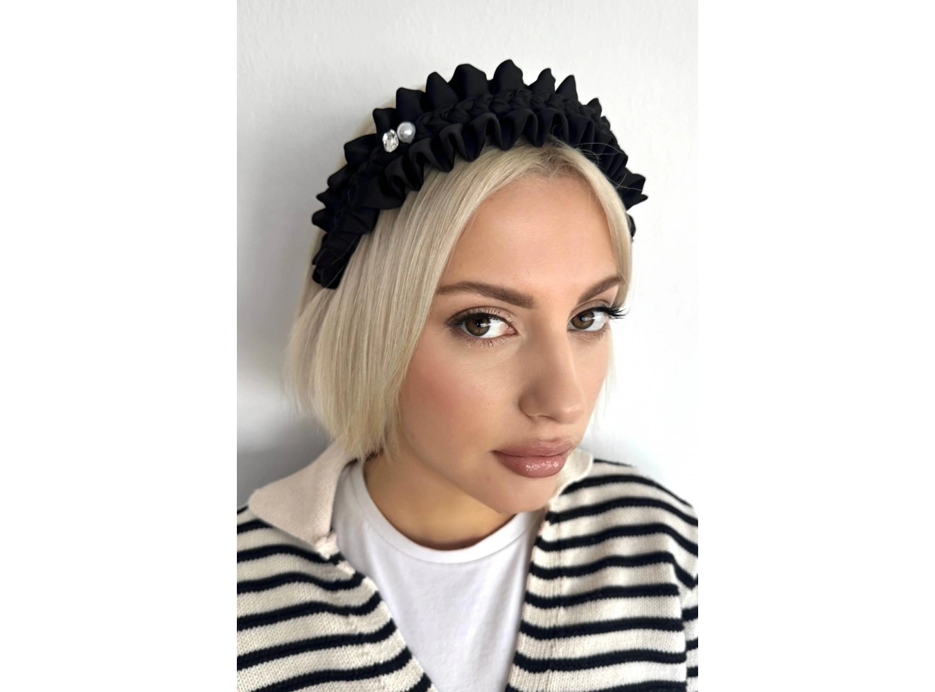Siyah Renk Taş Detaylı Büzgülü Taç