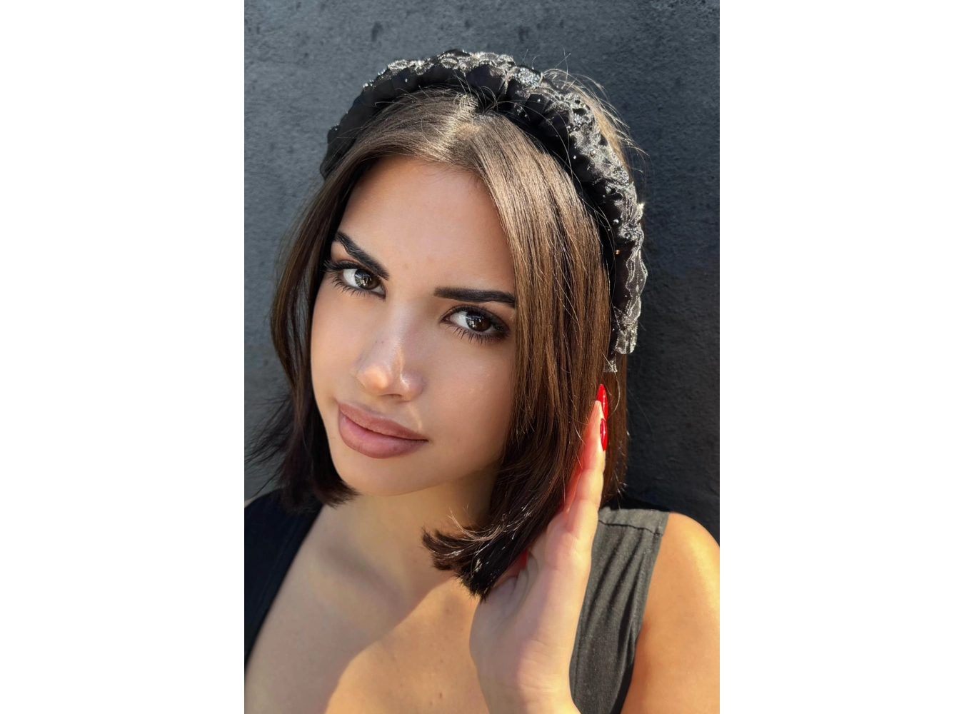 Siyah Renk Taş Detaylı Büzgülü Taç