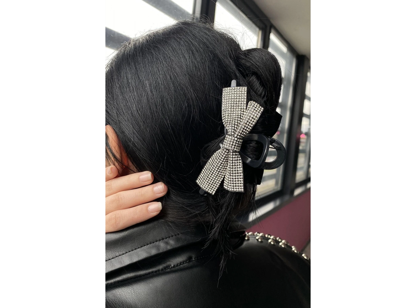 Siyah Renk Taş Detaylı Mandal Toka