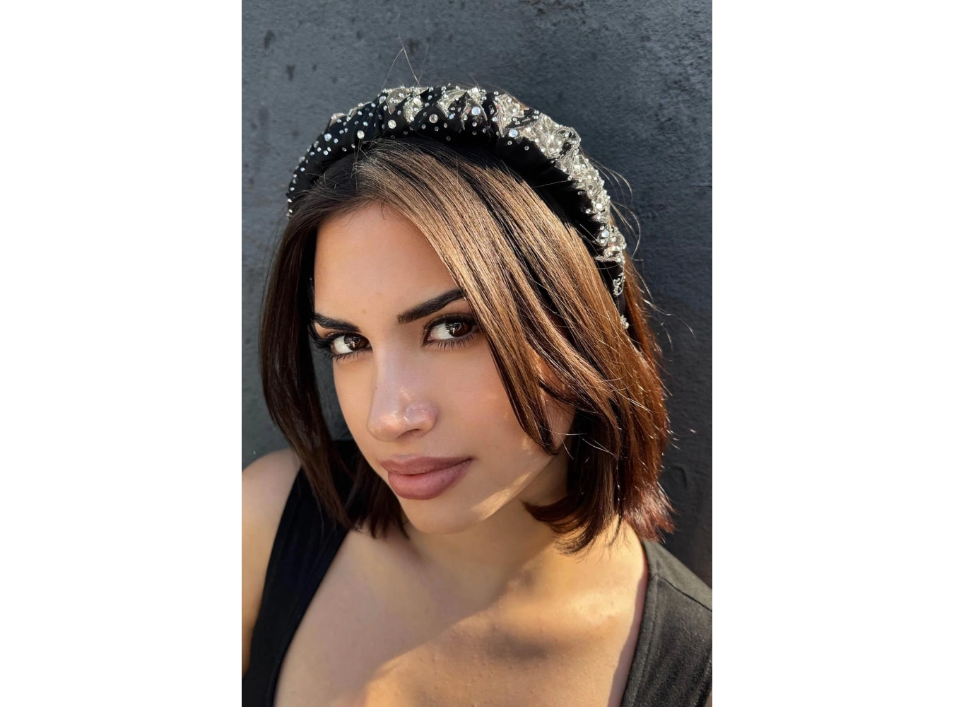 Siyah Renk Taş Detaylı Taç