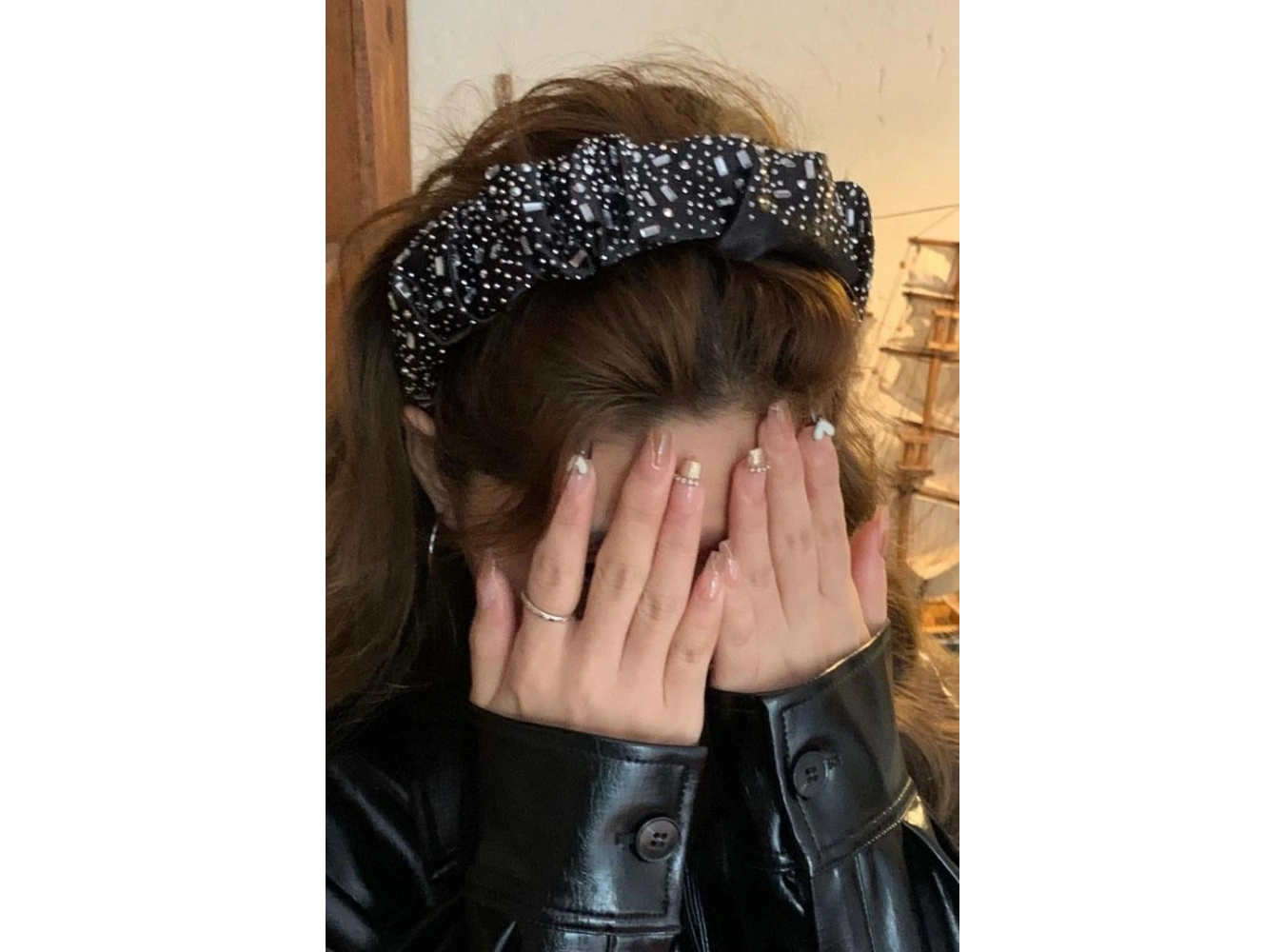 Siyah Renk Taş Detaylı Taç