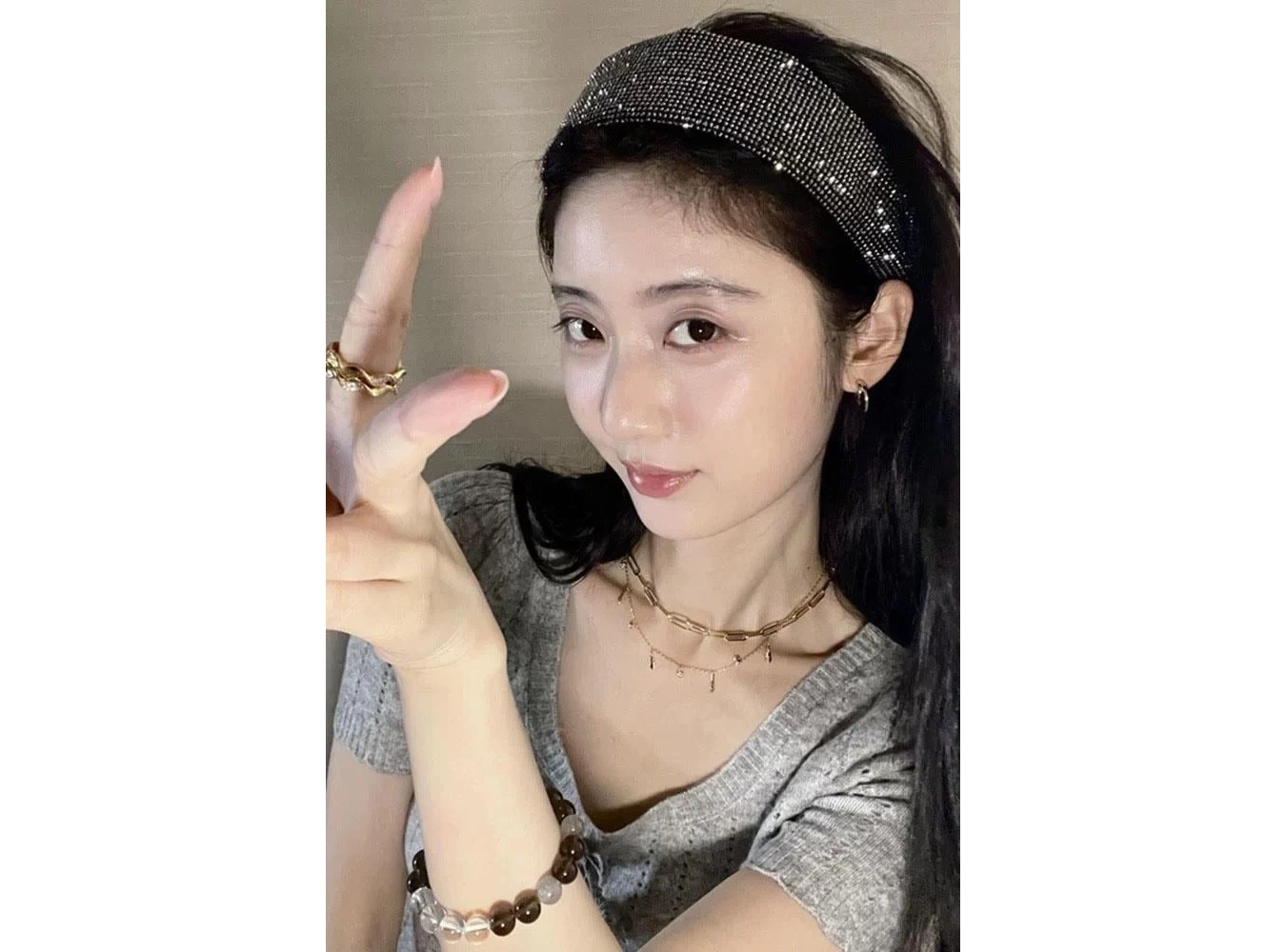 Siyah Renk Taş Detaylı Taç