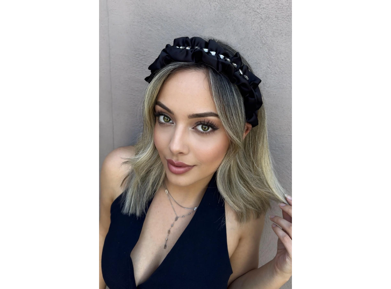 Siyah Renk Taş Detaylı Taç